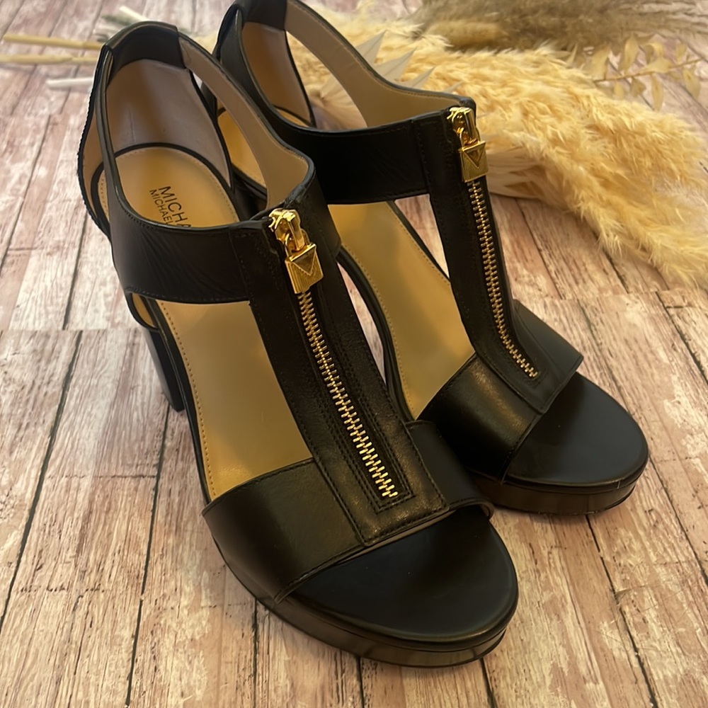 Michael Kors Berkley T strap Zipper heels size 9, Black
